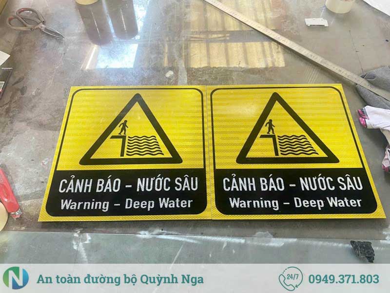 Bảng cảnh báo hố sâu nguy hiểm