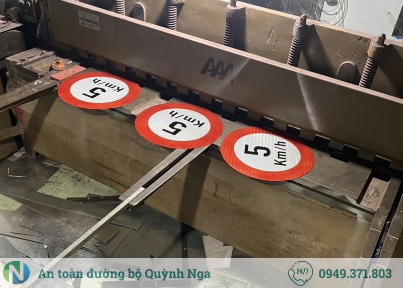 Gia công biển báo 5km/h tại xưởng Quỳnh Nga