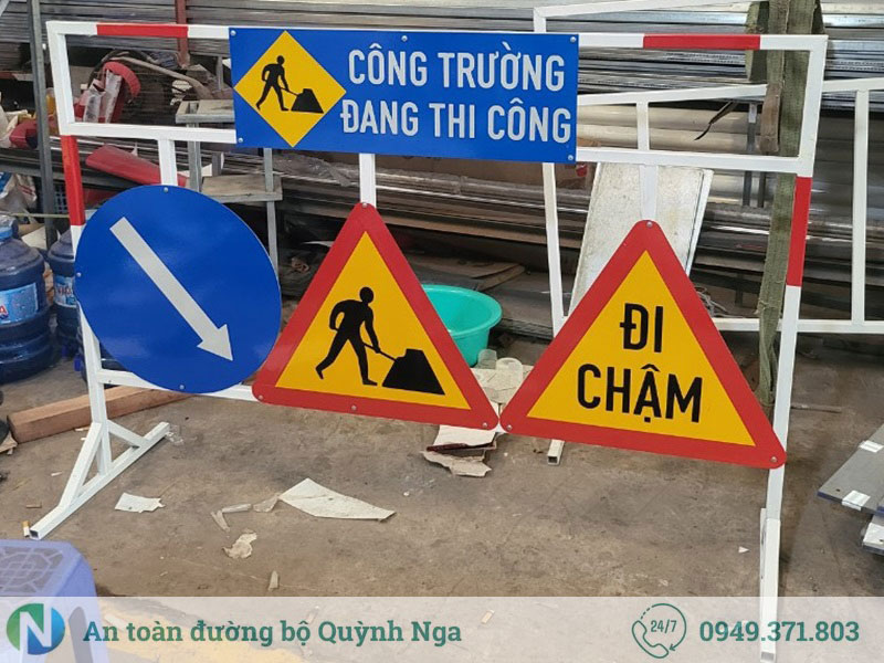 Biển báo công trường đang thi công