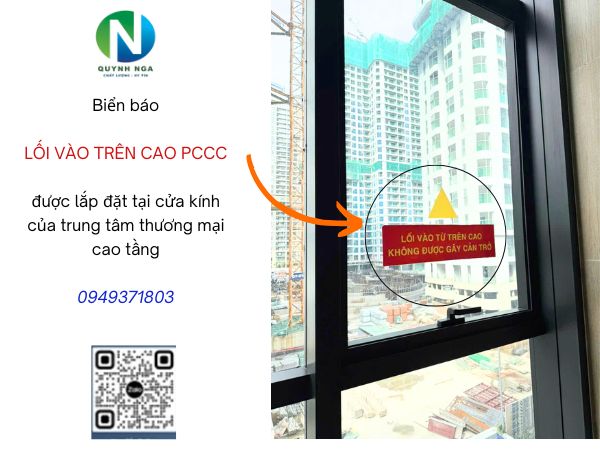 Biển báo Lối vào trên cao PCCC được lắp đặt tại cửa kính trung tâm thương mại