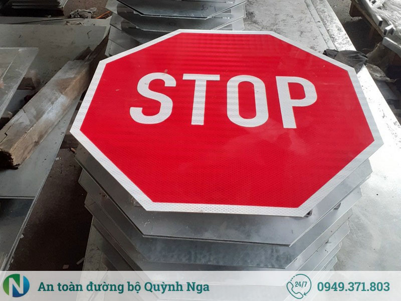 Biển báo stop sản xuất tại xưởng Quỳnh Nga