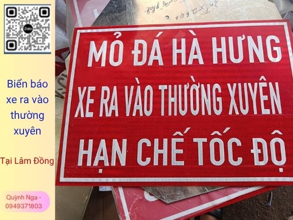 Biển báo xe ra vào thường xuyên tại một dự án Mỏ Đá - Lâm Đồng