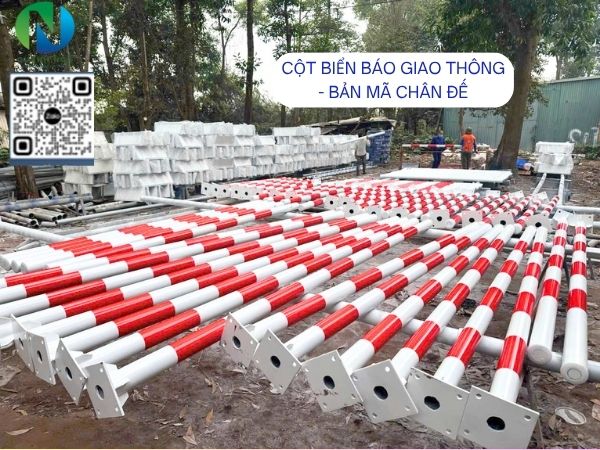 Cột biển báo giao thông có bản mã chân đế tại xưởng Quỳnh Nga tại Hà Nội
