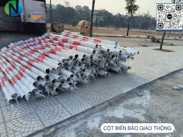 Giao hàng cột biển báo giao thông tại Bình Dương