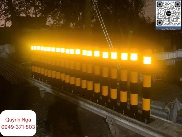 Cột chống va có gắn thêm phản quang tăng mức độ cảnh báo lên nhiều lần vào ban đêm
