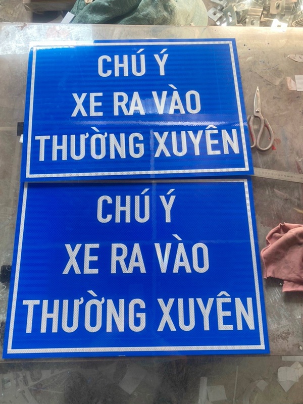 Mẫu biển báo xe ra vào thường xuyên