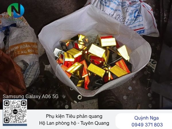 Phụ kiện tiêu phản quang gắn trên hộ lan