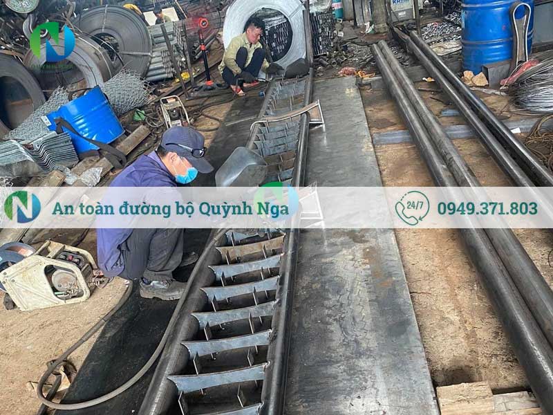 Sản xuất lan can cầu đường tại xưởng Quỳnh Nga