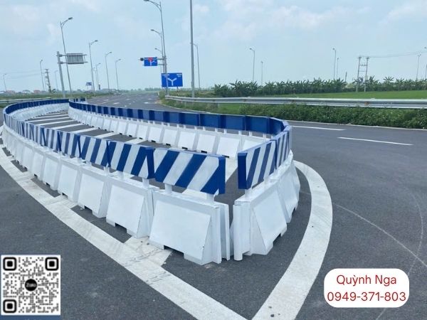 Hình ảnh trụ đảo giao thông lắp đặt tại Nam Định