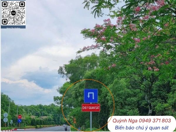 Biển báo chú ý quan sát, đặt cùng biển báo điểm quay đầu xe