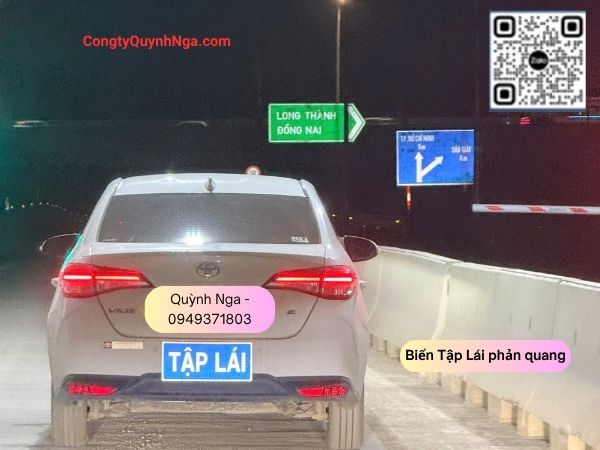 HÌnh ảnh biển phản quang được gắn trên xe Tập Lái HÌnh ảnh biển phản quang được gắn trên xe Tập Lái