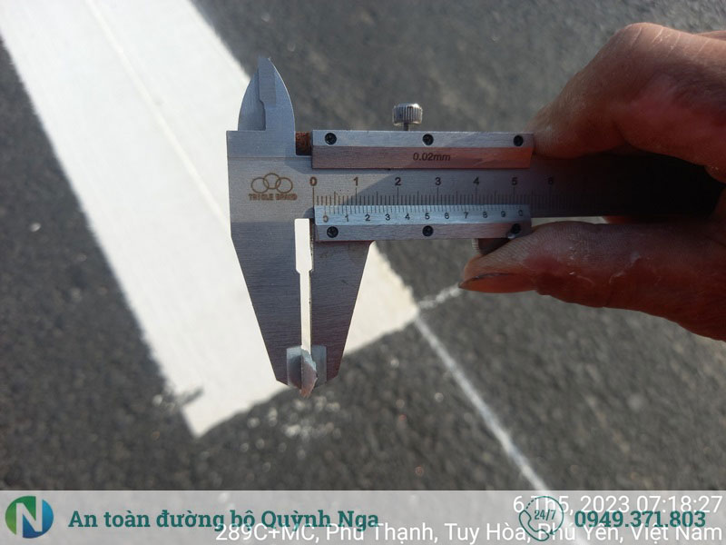Chiều Dày Vạch Sơn Kẻ Đường