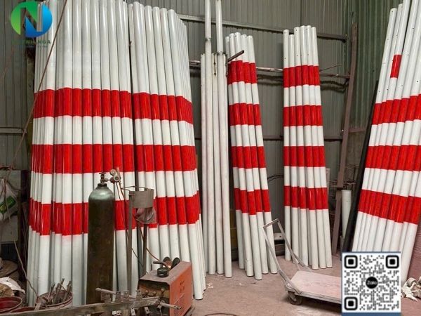 Cột biển báo  giao thông tại xưởng TP Hồ Chí Minh - Cty Quỳnh Nga