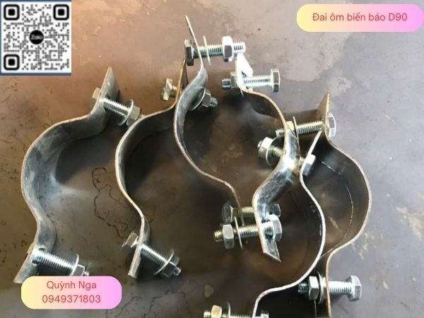 Đai ôm biển báo tại Hà Nội