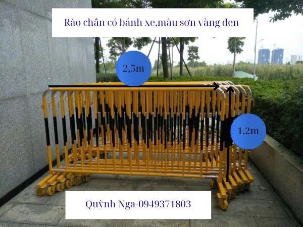 Hàng  rào di động có bánh xe sơn vàng đen