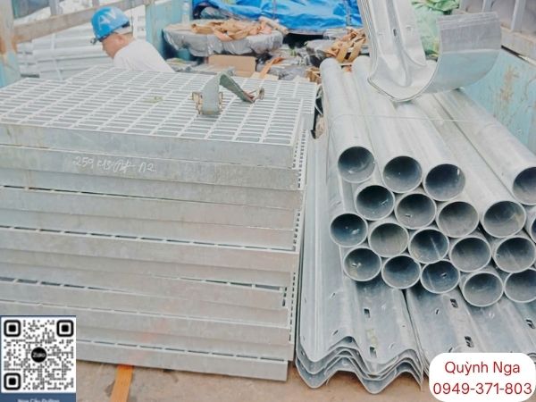 Hình ảnh giao hàng Hộ lan và lưới chắn rác tại Công trình Huyện Dak Min
