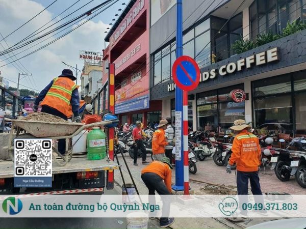 Lắp đặt biển báo Cấm đỗ xe tại công ty Quỳnh Nga