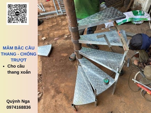 Mâm bậc cầu thang xoăn chống trượt - Ngoài trời - cầu thang thoát hiểm