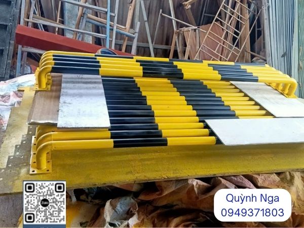 Rào chắn D60- U dài 2m, cao 0.5m sơn vàng đen tại Hà Nội
