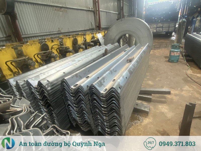 Sản xuất Tấm Hộ Lan Tại Xưởng Quỳnh Nga