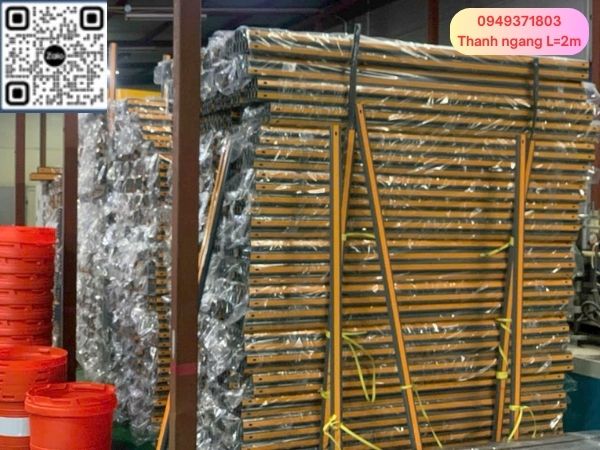 Hình ảnh thanh nối ngang dải phân cách HDPE tại xưởng nhà máy