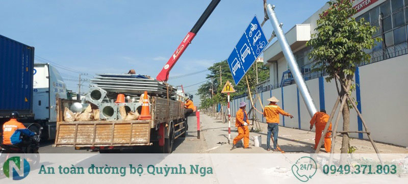 Thi cong Cột biển báo cần vươn