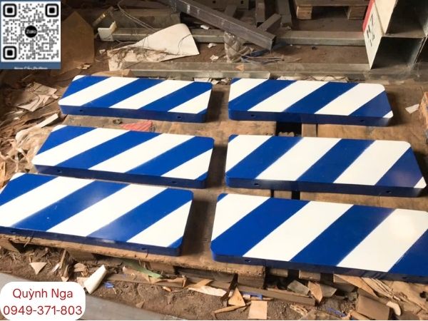 Mặt biển sơn xanh - trắng trụ đảo giao thông