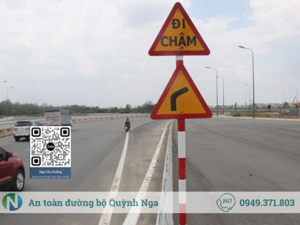 Biển chỗ ngoặt nguy hiểm trong thực tế